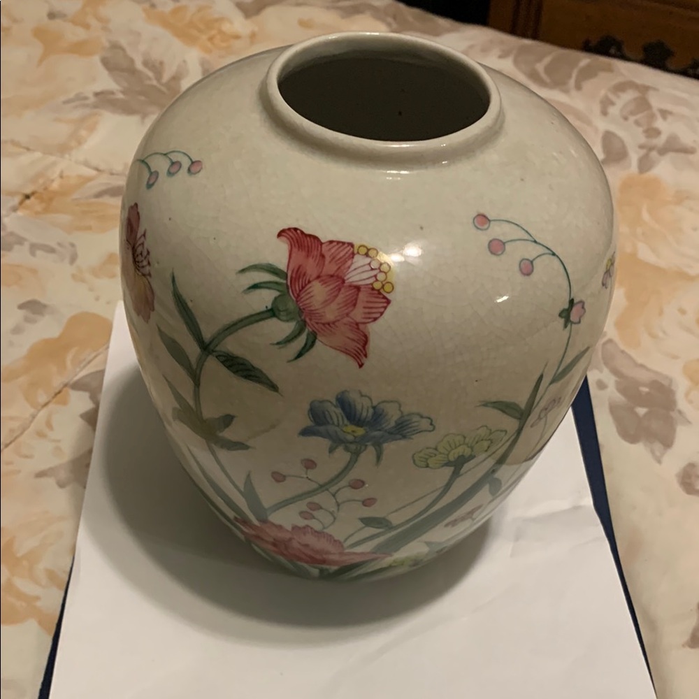 Hand Painted Vase by Andrea Sadek Fleurs De Chantilly #6610  7” Signed